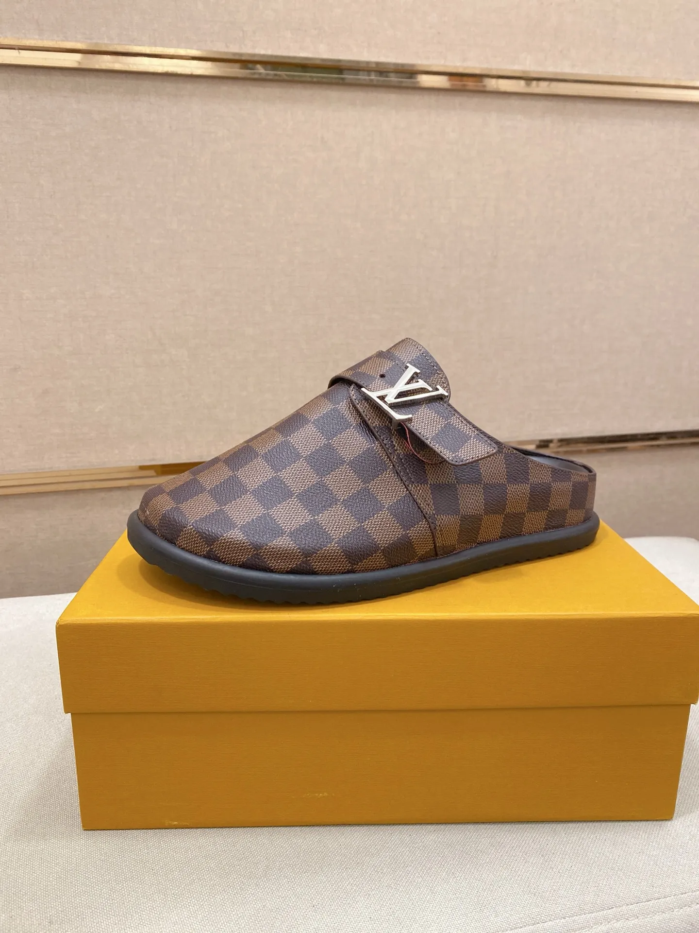 Men's shoes 💰: 360💰Made by LV🔍Top purchasing agents, men's spring and summer slippers are synchronized in the counters. The uppers are made of imported materials from Italy with logo graphics and high-quality craftsmanship. The soles: original soles specially provided by the original factory. The exclusive movable molded soles are super comfortable. Original goods follow the order, 🔍🔍high quality, you can enter and exit the counter at will. Welcome to compare, code number 38-44.